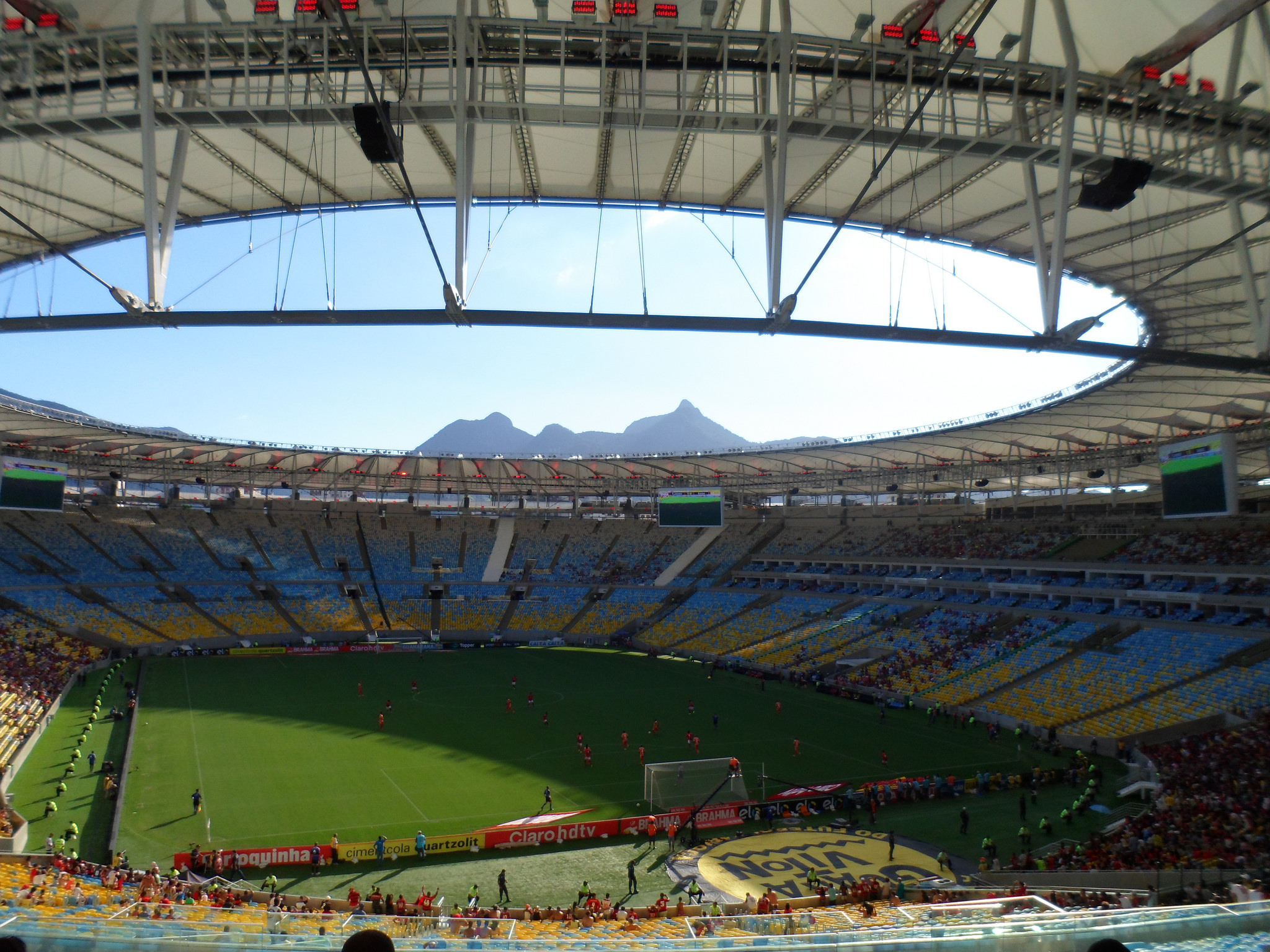 Знаменитый стадион в рио. Стадион «Маракана» в Рио-де-Жанейро, Бразилия.. Стадион Маракана в Бразилии. Маракана стадион вместимость. Стадион Маракана внутри.